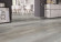Skaben Vinylboden massiv Life 30 Vintage Eiche Greige 1-Stab Landhausdiele Raum5 Skaben Vinylboden massiv Life 30 Vintage Eiche Greige 1-Stab Landhausdiele Raum5