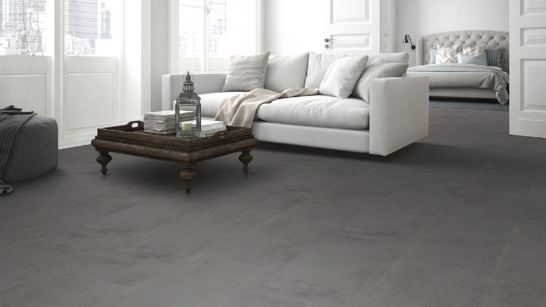 Skaben Vinyl massiv Life Lay 70 Acoustic Vintage Concrete Smoke Fliesenoptik Trittschalldämmung Raum2