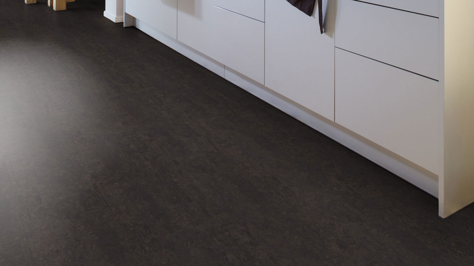 Wicanders Korkboden stone Essence Beton Midnight Fliese Raum6