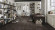 Wineo Purline Bioboden 1000 Stone L elastisch Urban Concrete Dark Fliese M4V zum kleben Raum2 Wineo Purline Bioboden 1000 Stone L elastisch Urban Concrete Dark Fliese M4V zum kleben Raum2