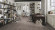 Wineo Purline Bioboden 1000 Stone L elastisch Urban Concrete Smoke Fliese M4V zum kleben Raum2 Wineo Purline Bioboden 1000 Stone L elastisch Urban Concrete Smoke Fliese M4V zum kleben Raum2
