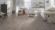 Wineo Purline Bioboden 1000 Stone L elastisch Urban Concrete Smoke Fliese M4V zum kleben Raum5 Wineo Purline Bioboden 1000 Stone L elastisch Urban Concrete Smoke Fliese M4V zum kleben Raum5