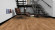 Wineo Purline Bioboden 1000 Wood L elastisch Intensive Oak Caramel Landhausdiele M4V zum kleben Raum6