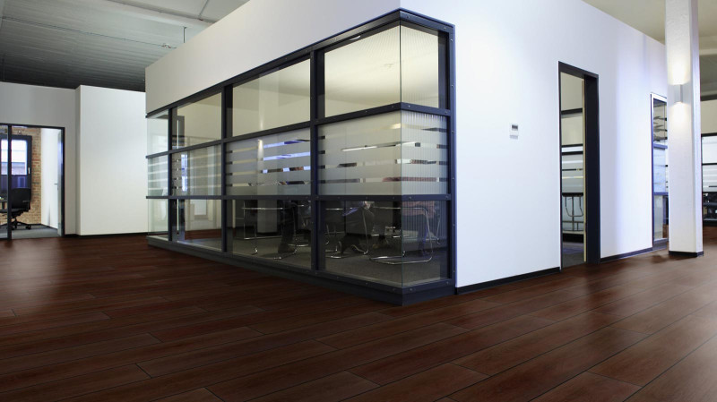 Wineo Purline Bioboden 1000 Wood XL élastique Calm Oak Mocca Plancher maison de campagne 1 frise 4V à coller main product photo