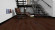Wineo Purline Bioboden 1000 Wood XL elastisch Calm Oak Mocca 1-Stab Landhausdiele 4V zum kleben Raum3
