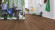 Wineo Purline Bioboden 1000 Wood XL elastisch Noble Oak Chocolate Landhausdiele 4V zum klicken Raum6