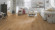 Wineo Purline Bioboden 1000 Wood XL elastisch Noble Oak Toffee 1-Stab Landhausdiele 4V zum klicken Raum3