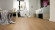 Wineo Purline Bioboden 1000 Wood XL elastisch Noble Oak Toffee 1-Stab Landhausdiele 4V zum klicken Raum6 Wineo Purline Bioboden 1000 Wood XL elastisch Noble Oak Toffee 1-Stab Landhausdiele 4V zum klicken Raum6