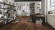 Wineo Purline Bioboden 1000 Wood XL elastisch Rustic Oak Coffee 1-Stab Landhausdiele 4V zum kleben Raum3