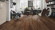 Wineo Purline Bioboden 1000 Wood XL elastisch Rustic Oak Coffee 1-Stab Landhausdiele 4V zum kleben Raum4