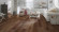 Wineo Purline Bioboden 1000 Wood XL elastisch Rustic Oak Coffee 1-Stab Landhausdiele 4V zum kleben Raum5