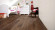 Wineo Purline Bioboden 1000 Wood XL elastisch Rustic Oak Coffee 1-Stab Landhausdiele 4V zum kleben Raum7