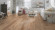 Wineo Purline Bioboden 1000 Wood XL elastisch Rustic Oak Ginger 1-Stab Landhausdiele 4V zum kleben Raum3
