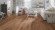Wineo Purline Bioboden 1000 Wood XL elastisch Rustic Oak Nougat 1-Stab Landhausdiele 4V zum kleben Raum4 Wineo Purline Bioboden 1000 Wood XL elastisch Rustic Oak Nougat 1-Stab Landhausdiele 4V zum kleben Raum4