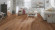 Wineo Purline Bioboden 1000 Wood XL elastisch Rustic Oak Nougat 1-Stab Landhausdiele 4V zum kleben Raum4