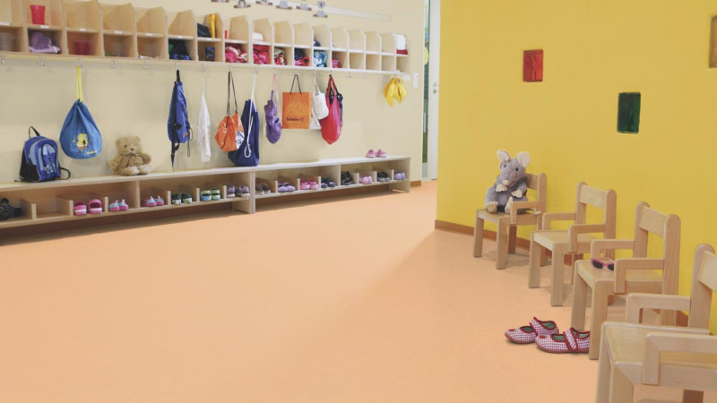 Wineo Purline Organic flooring 1500 Chip Springtime Orange Rolled goods main product photo