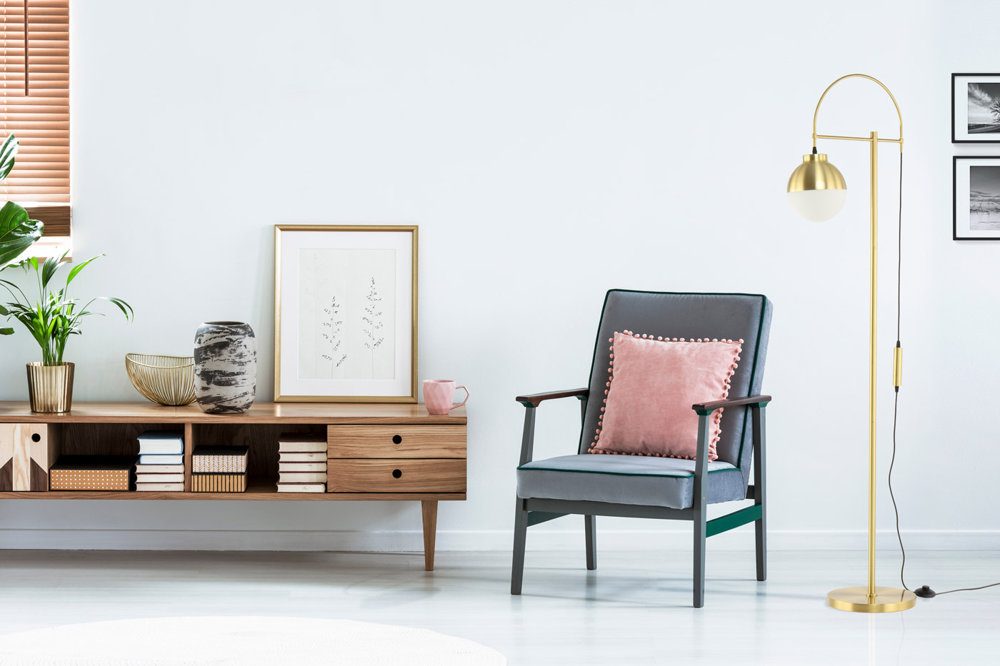 Stehlampe Drop im Moderne Design in Farbe Weiß / Gold aus Glas u. Eisen handgefertigt höhenverstellbar Raum2