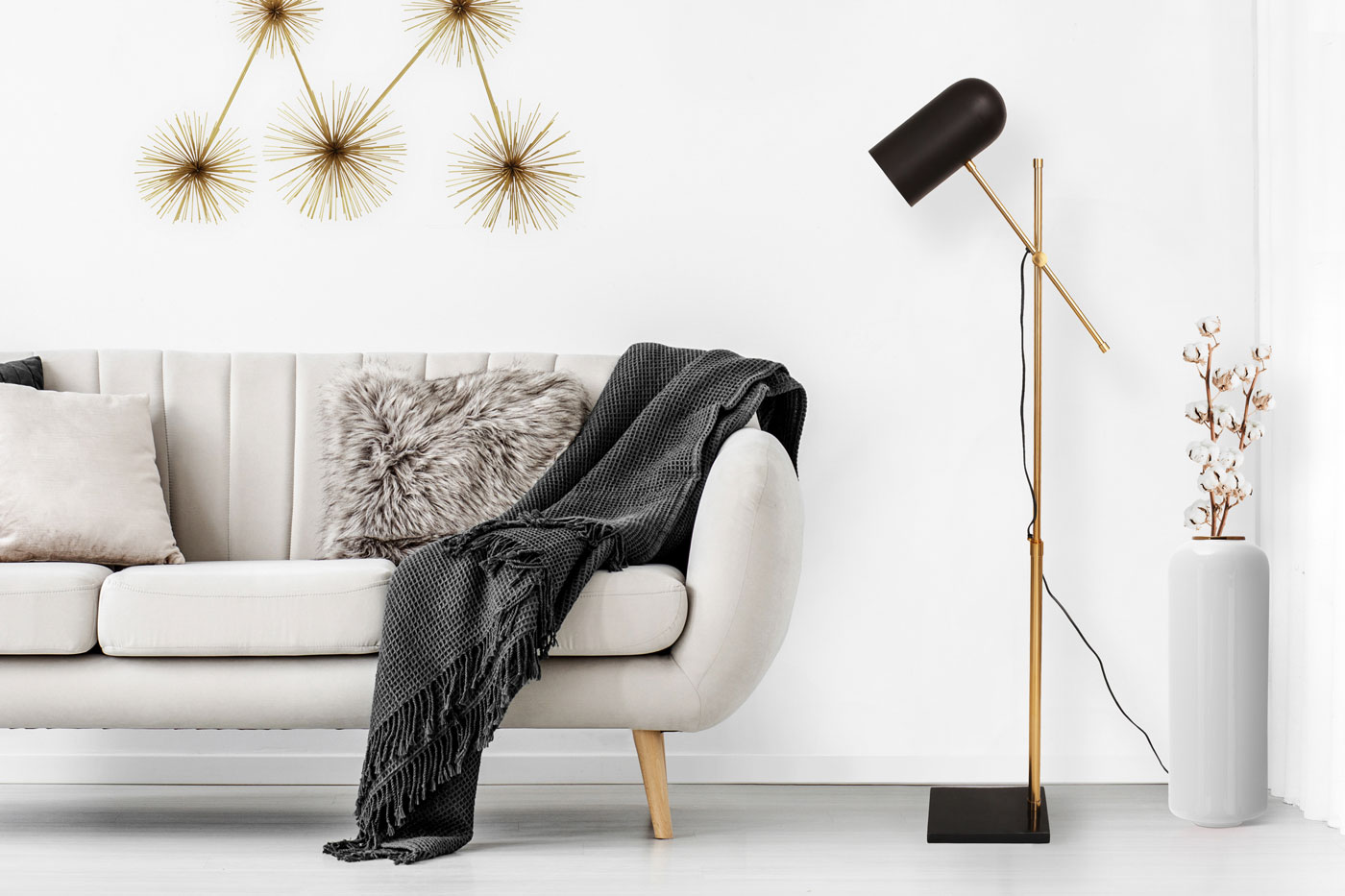 Stehlampe Nataly im Industrial Design in Farbe Schwarz / Gold aus Metall-Mix u. Marmor handgefertigt Raum2