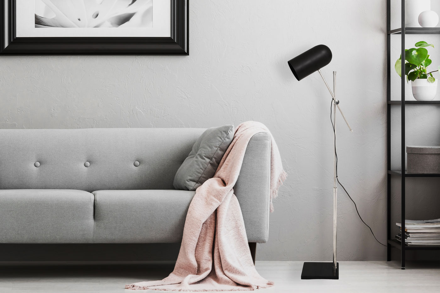 Stehlampe Nataly im Industrial Design in Farbe Schwarz / Silber aus Metall-Mix u. Marmor handgefertigt Raum2