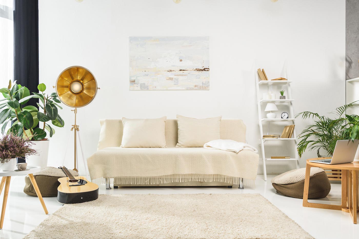 Stehlampe Rockstar im Industrial Design in Farbe Beige / Gold / Weiß aus Stahl handgefertigt Höhe justierbar Raum2