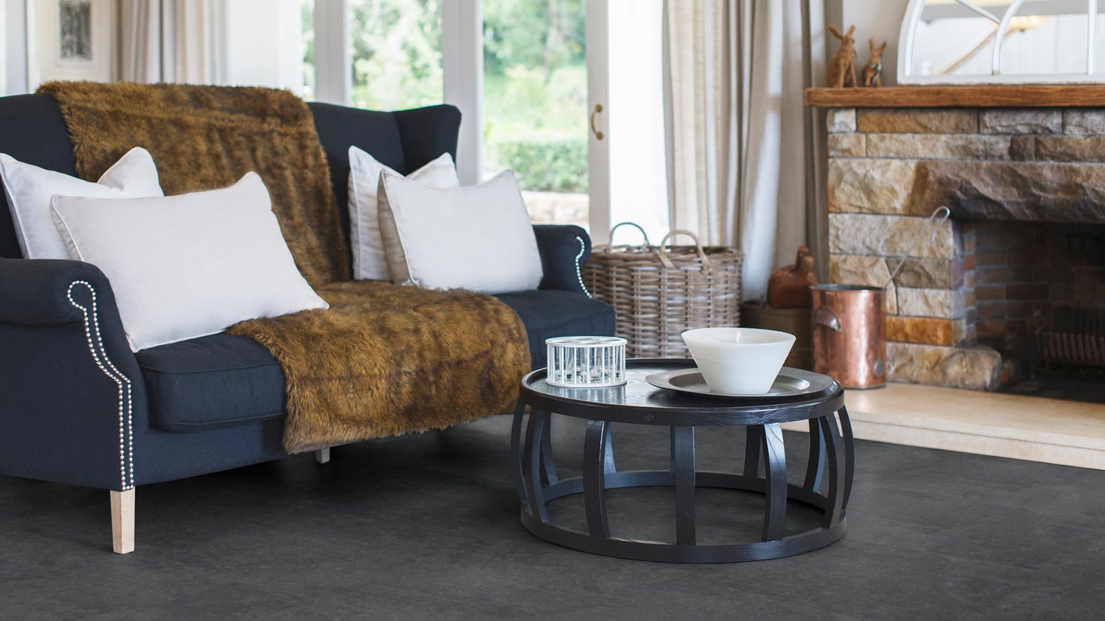 Tarkett Designboden iD Click Ultimate 55 Polished Concrete Graphite Fliese 4V Akustikrücken Raum6