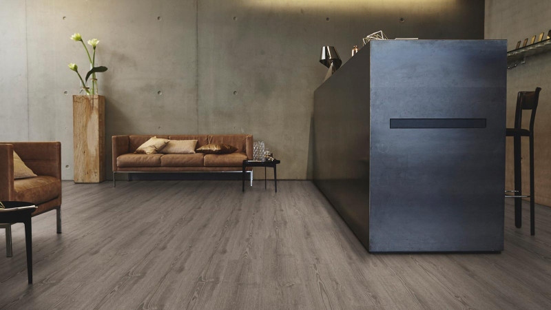 Tarkett Sol design iD Click Ultimate 55 Scandinavian Oak Brown Lame 4V avec la sous-couche acoustique intégrée main product photo