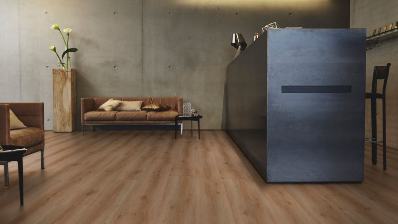 Tarkett Sol design iD Click Ultimate 70 Contemporary Oak Malt Lame 4V avec la sous-couche acoustique intégrée main product photo