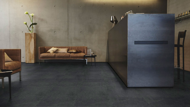 Tarkett Sol design iD Click Ultimate 70 Polished Concrete Graphite Carrelage 4V avec la sous-couche acoustique intégrée main product photo