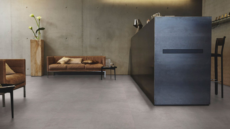 Tarkett Sol design iD Click Ultimate 70 Polished Concrete Indium Carrelage 4V avec la sous-couche acoustique intégrée main product photo