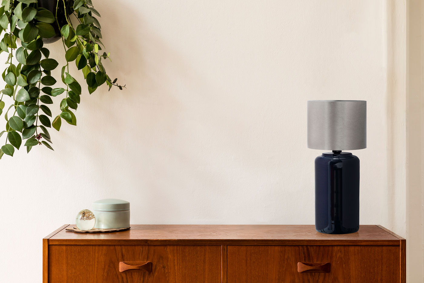 Tischlampe Benito im Extravagante Design in Farbe Dunkelblau / Silber aus Eisen handgefertigt Raum2