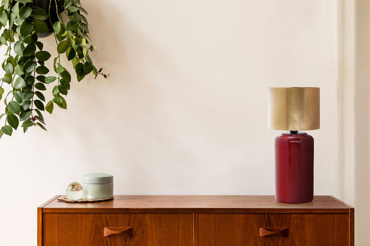 Tischlampe Benito im Extravagante Design in Farbe Pflaume / Gold aus Eisen handgefertigt Raum2