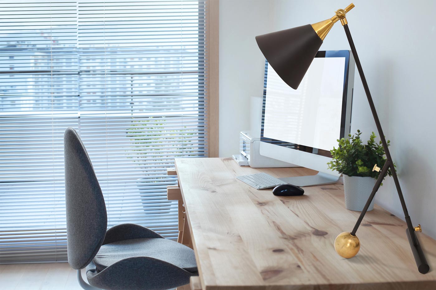 Tischlampe Kathleen im Industrial Design in Farbe Schwarz / Gold aus Metall-Mix handgefertigt Raum2