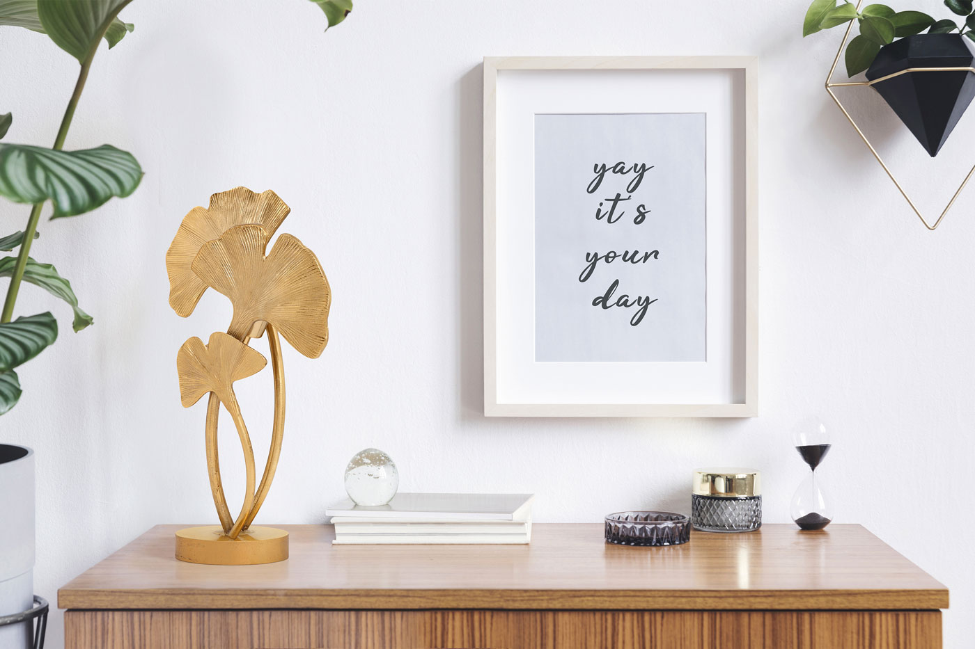 Tischlampe Nature im Industrial Design in Farbe Gold aus Alumium, PVC handgefertigt Raum2