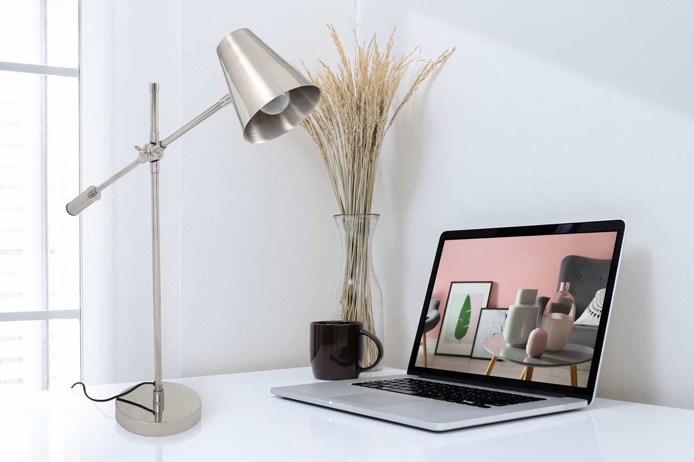 Tischlampe Stephen im Industrial Design in Farbe Silber aus Stahl, Messing u. Eisen handgefertigt Raum2