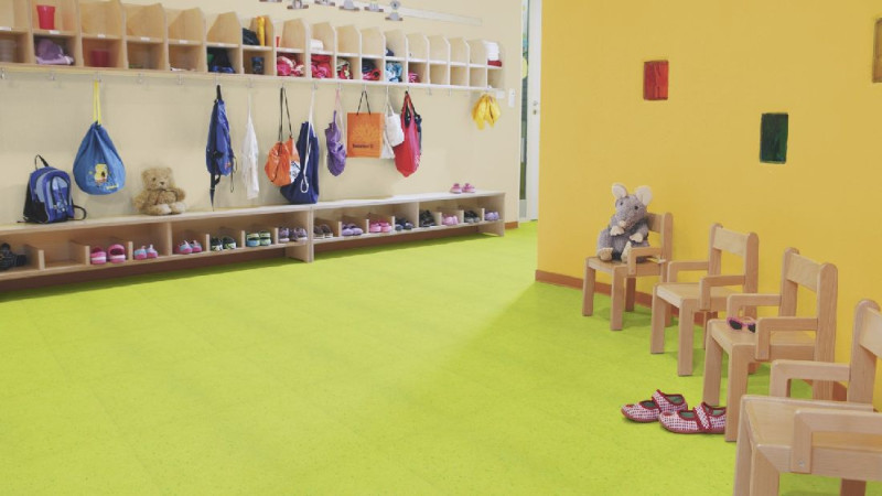 Wineo Purline Sol organique 1500 Chip Apple Green Matériaux en rouleaux main product photo