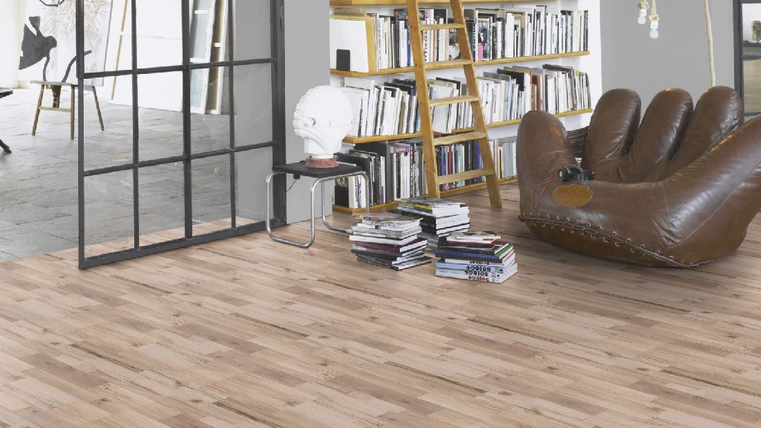 Suelo vinílico de Parador Basic 2.0 Roble Variante con diseño de tiras lijadas