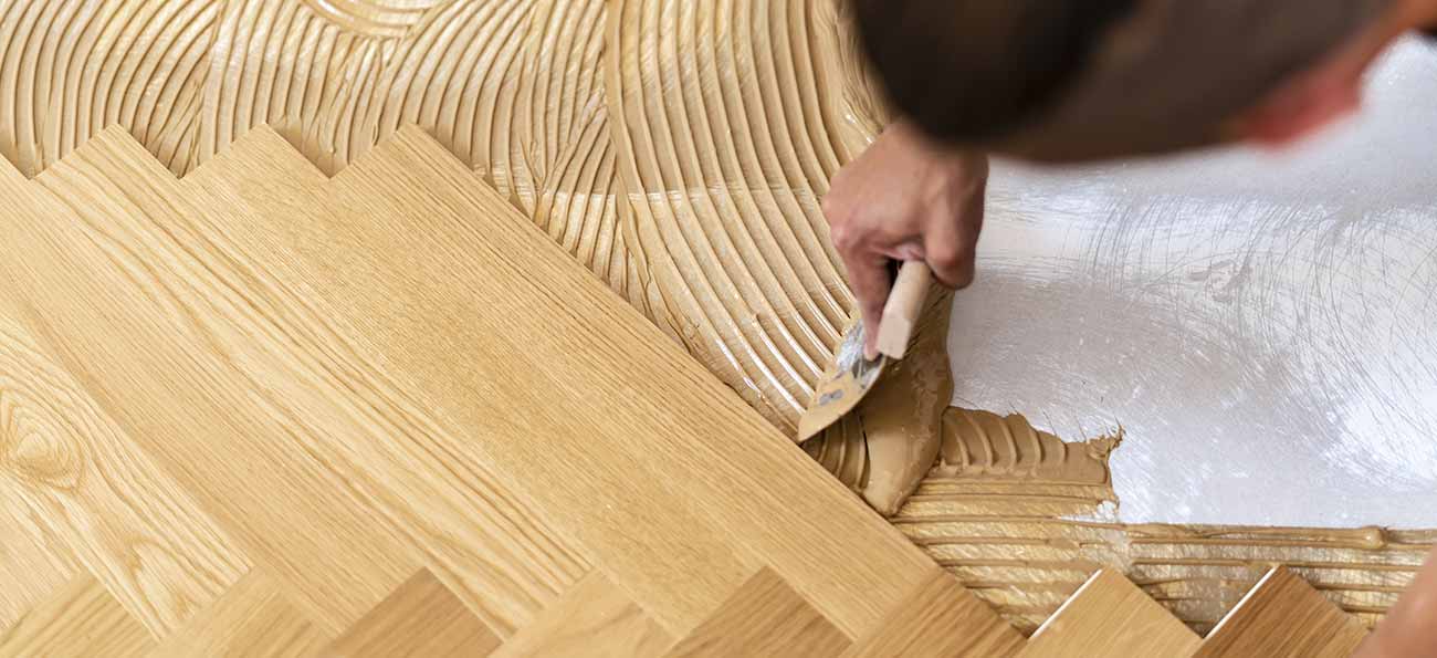 Laying parquet flooring on wet screed