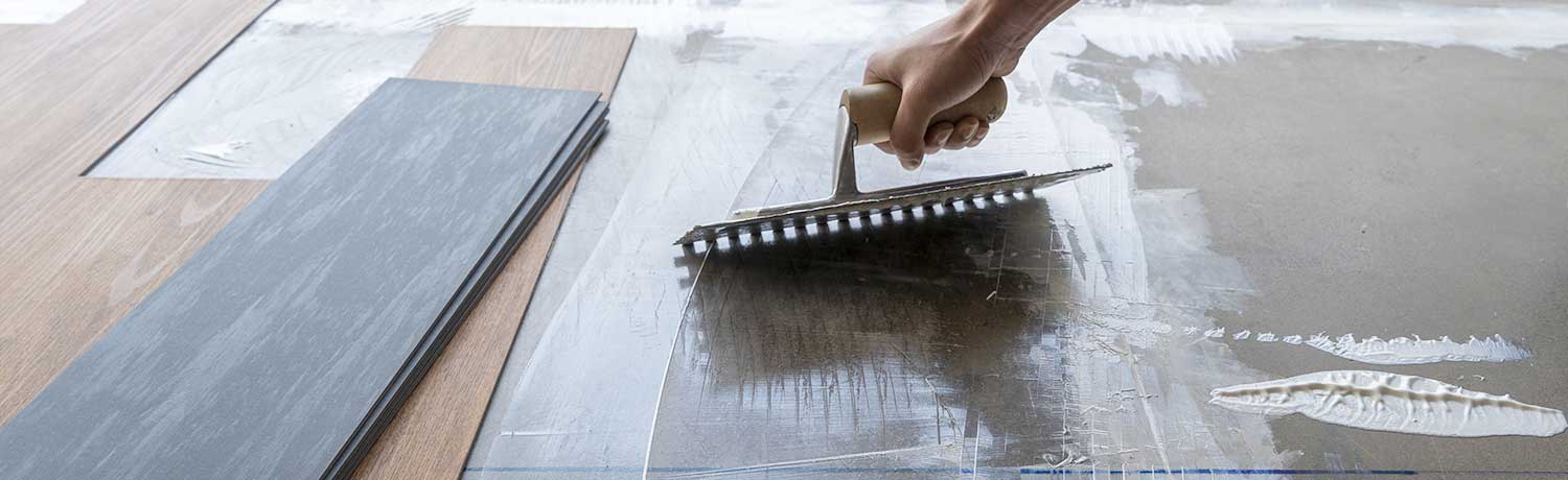 Gluing vinyl flooring in a wet bed