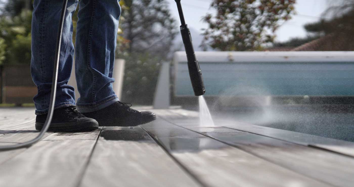 Nettoyer les lames de terrasse WPC avec un nettoyeur haute pression