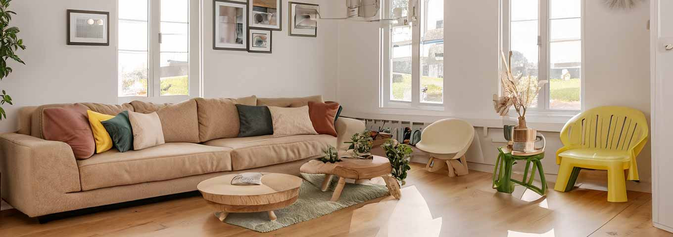 Parquet préfabriqué en liège imitation bois dans le salon au chaud sous le pied