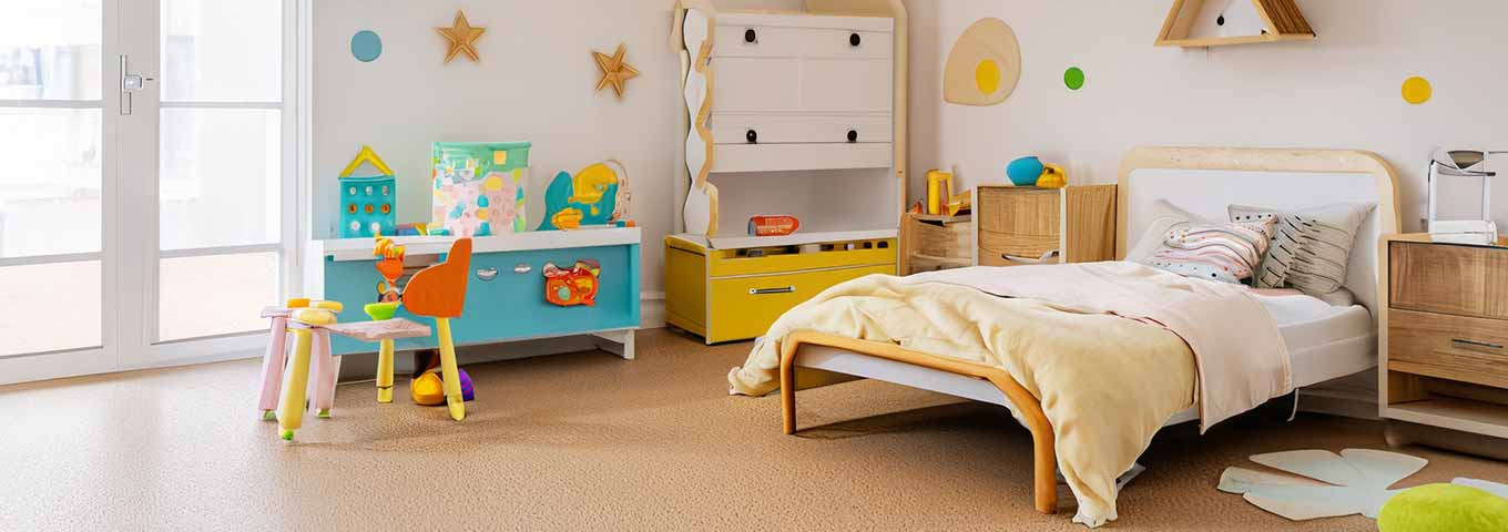 Parquet en liège prêt à poser dans une chambre d'enfant au chaud sous les pieds