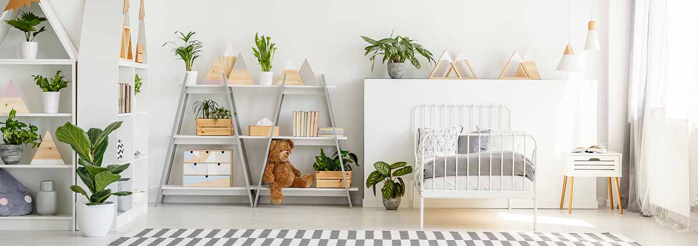 Sol stratifié aspect carrelage blanc dans une chambre d'enfant