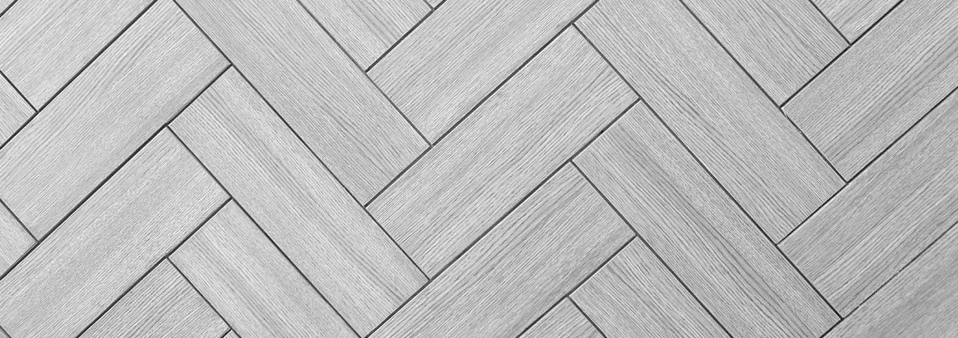 Parquet gris clair à bâtons rompus