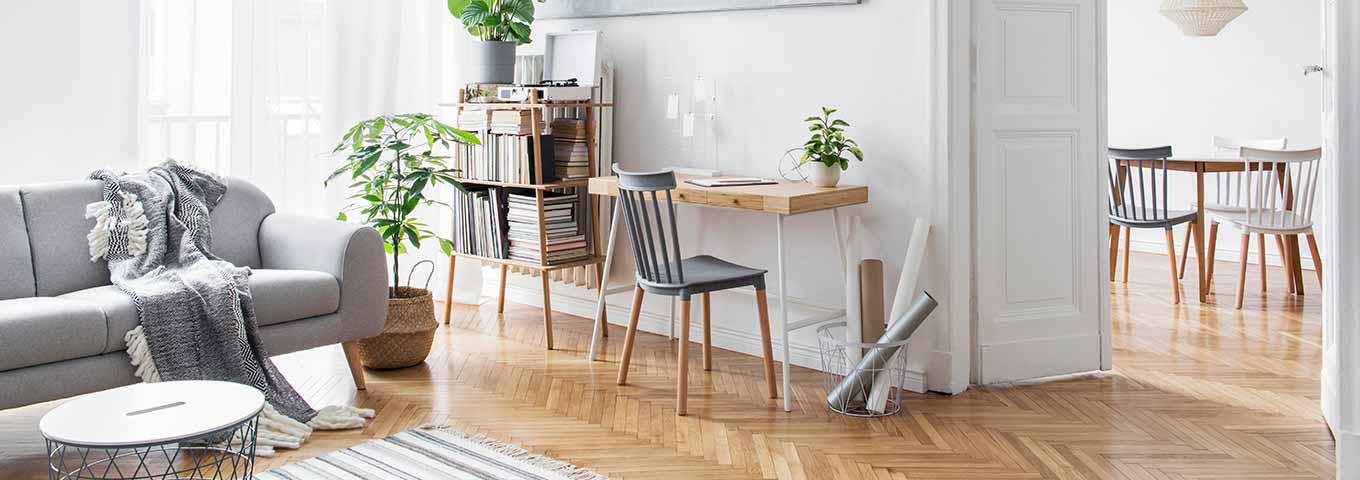 Parquet en érable à chevrons dans le salon