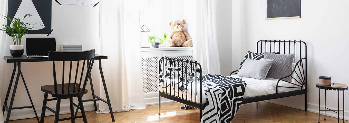 Parquet en hêtre à bâtons rompus dans une chambre d'enfant