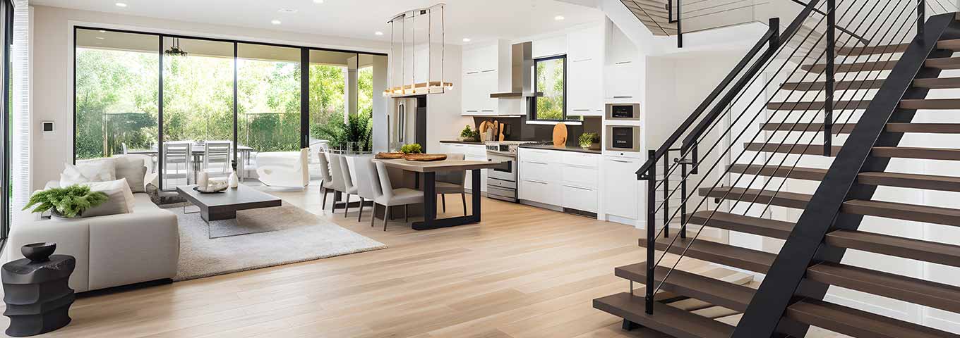 Parquet en bois massif à l'ancienne dans le salon