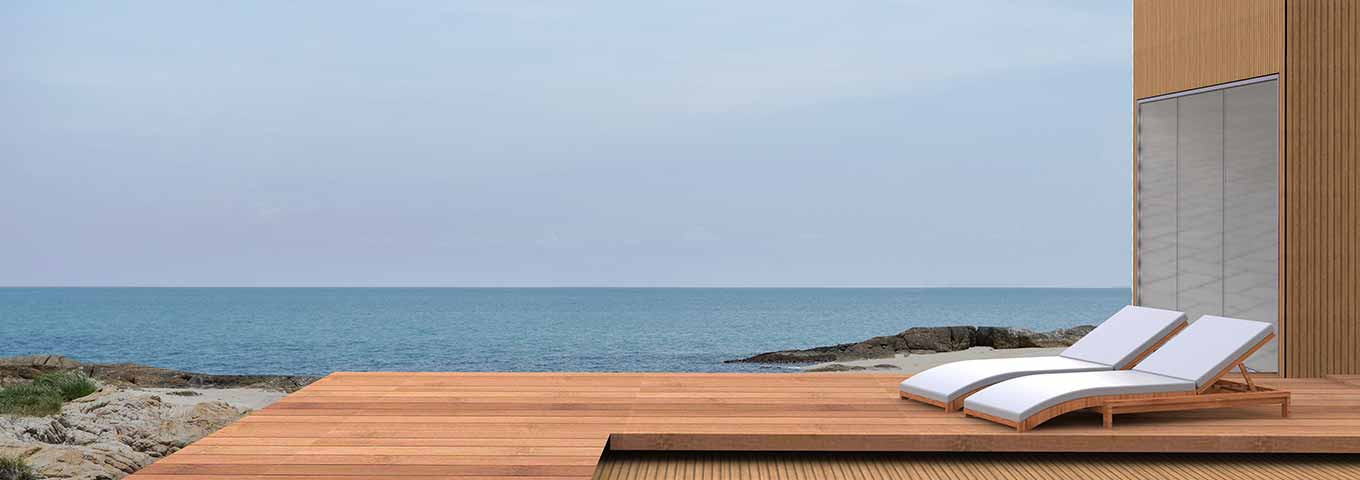 Lame de terrasse en bois marron au bord de la piscine