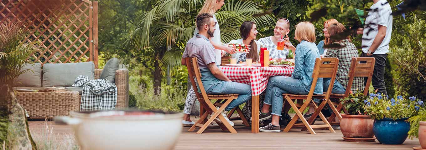 Lame de terrasse en bois marron dans le jardin