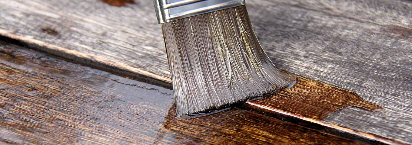 Entretien des planches de terrasse en bois avec de l'huile